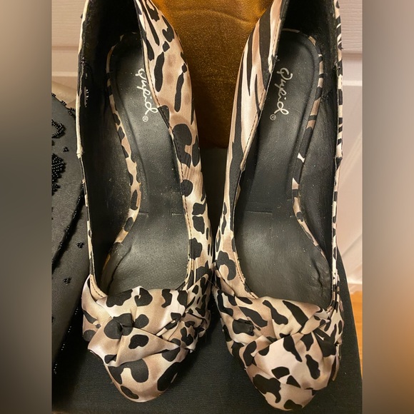 Gold and Gorgeous - Package #6 - Picture 2 of 6